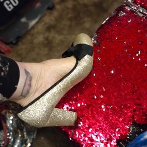 Sparkly gold heals with bow